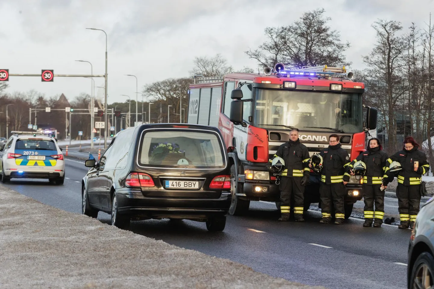 Madis Millingu matuserong sõidab Pirita teel päästeautode sireenide saatel kalmistule.