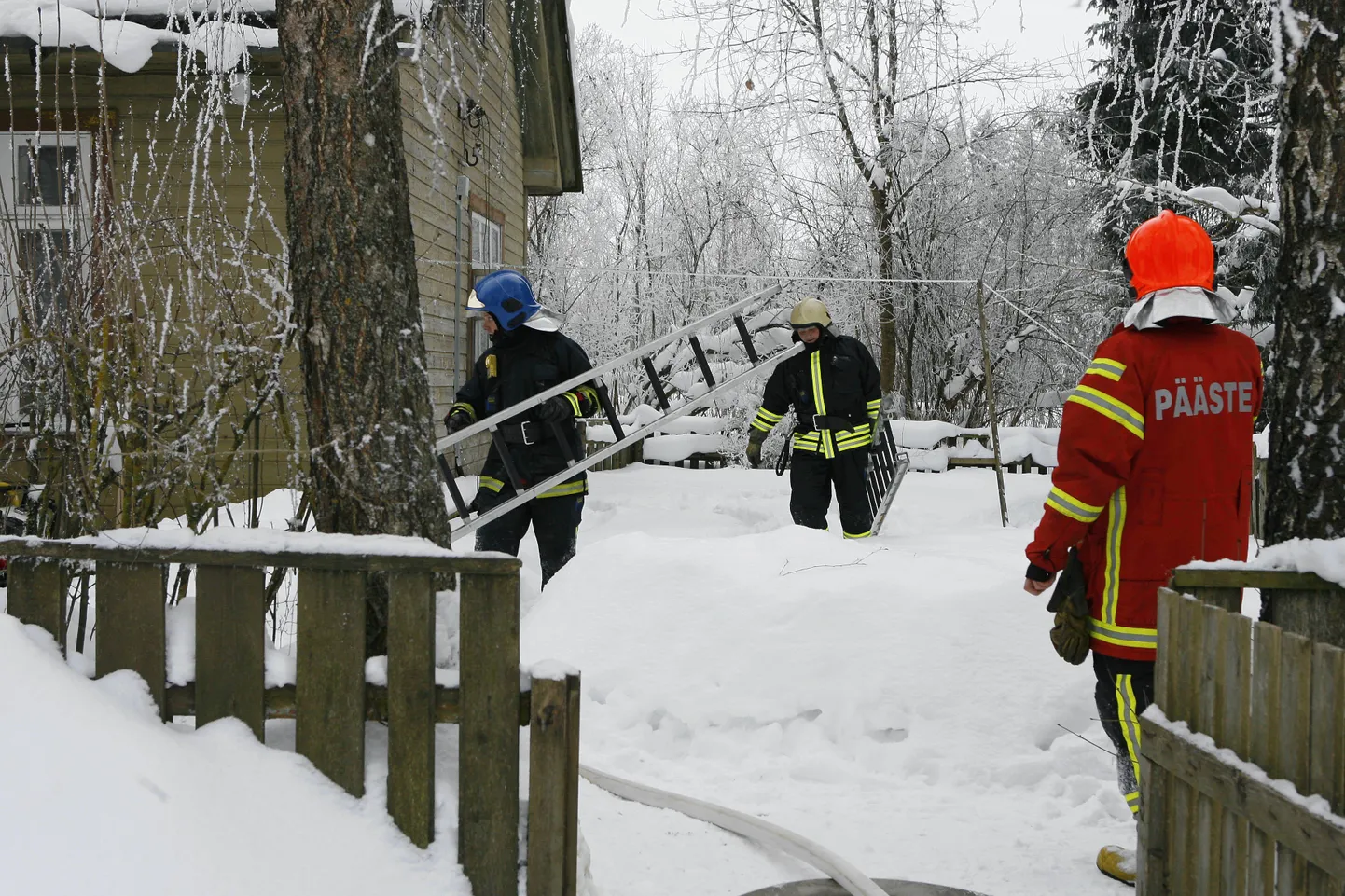 Külm võib tuua ettearvamatut kahju. Pildil õnnetuskoht, kus veetorude kuumutamisel süttis elumajas kööginurk.