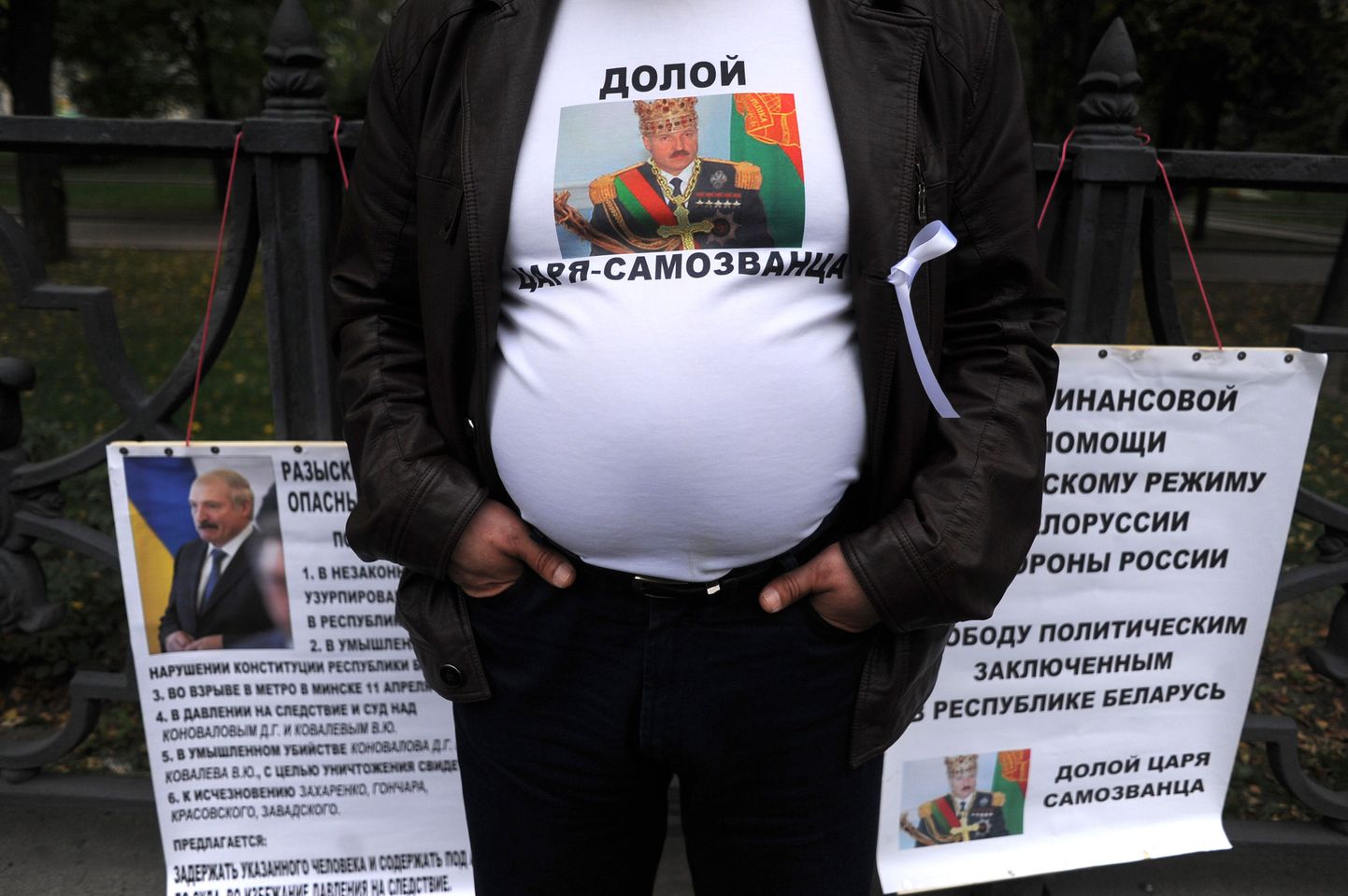Lukašenka-vastased plakatid ja T-särk miljonite marsil Moskvas.
