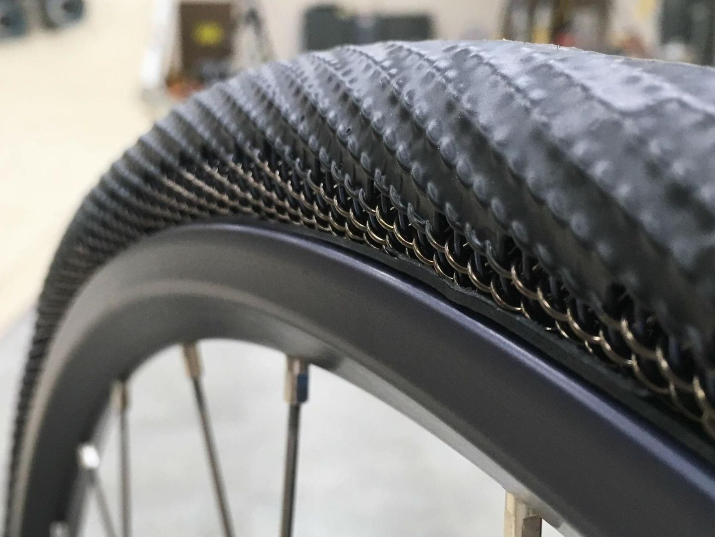 Marsikulgurite rehvide jaoks tehtud jalgratta kestvussulamist võrkrehv koos libisimeskindla polümeerkattega. 