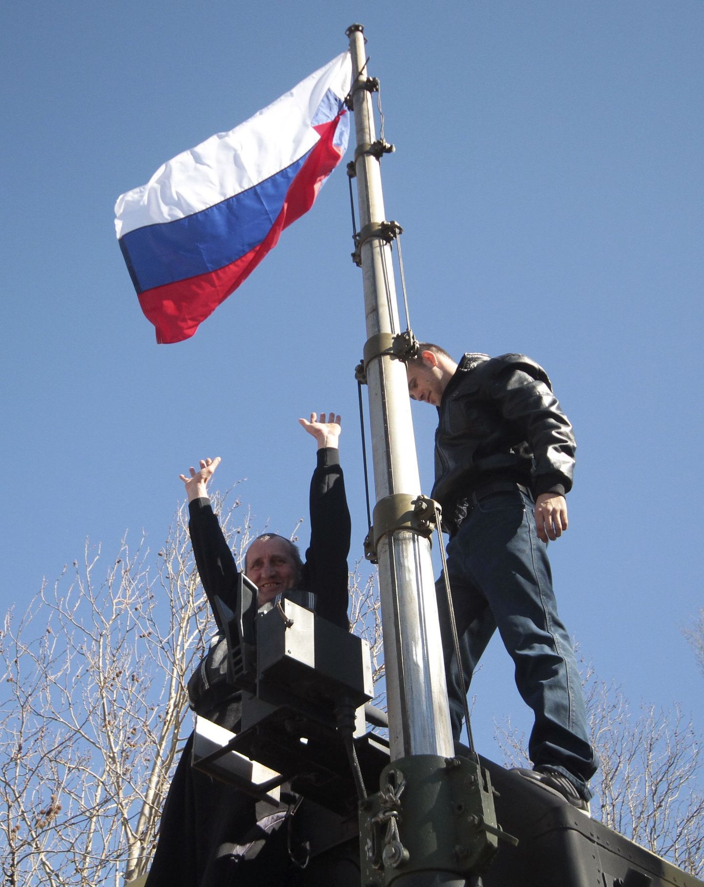 Mehed heiskasid Vene lipu Krimmis Novofjodorovkas.