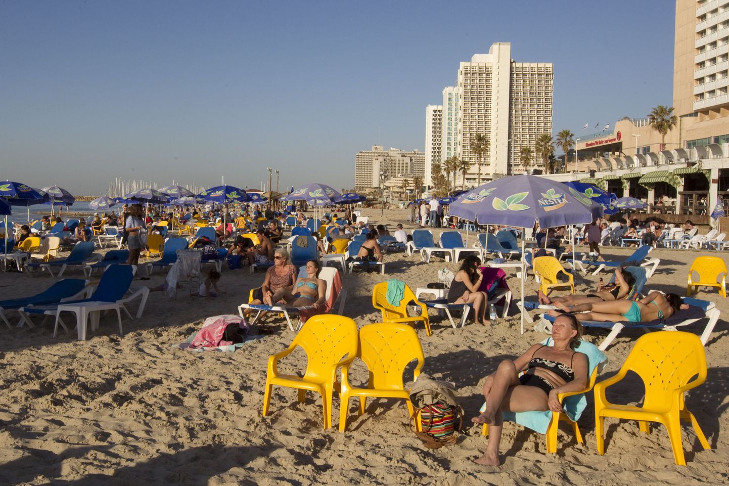 Päikesenautijad Vahemere äärses Tel Avivis