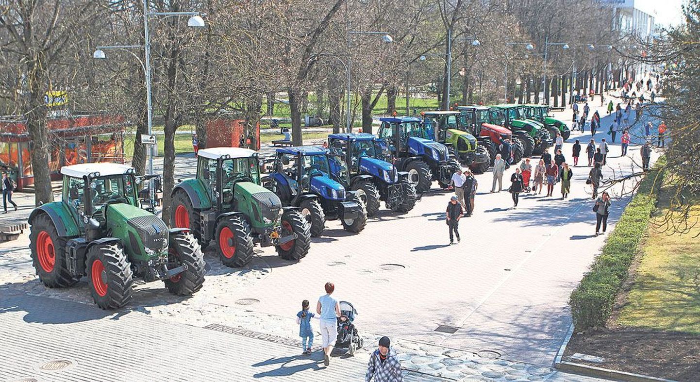 Eile Küüni tänavale paika seatud traktorite rivi on vaid väike osa neljapäeval algava maamessi eksponaatidest.