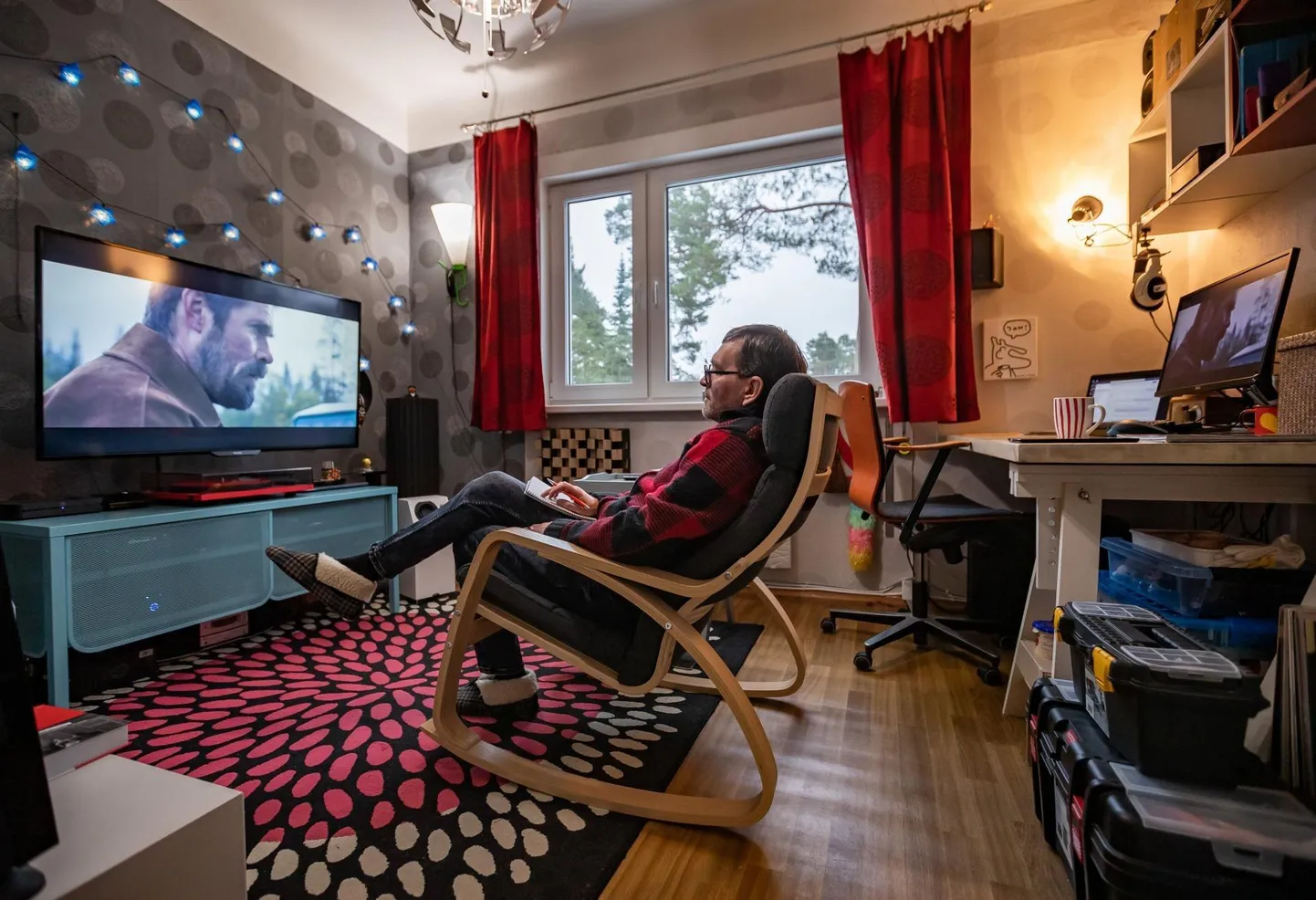 Pildil pole sugugi kaugtöötaja puhkehetkel, vaid Postimehe filmitoimetaja Hendrik Alla kodukontoris tööd tegemas, igal reedel Postimehe veebis eetris oleva filmisaate «Hendrik Alla liikuvad pildid» tarvis filme vaatamas, et jagada vaatajatele soovitusi või hoiatusi.