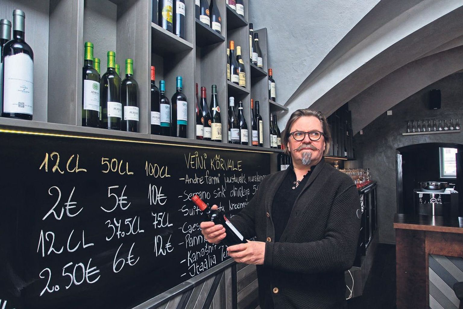 Veinibaari Vulin eestvedaja Üllar Varik on lõpetanud ka ise veinikelnerite esimese astme kursuse ning tegeleb veinide maaletoomisega.