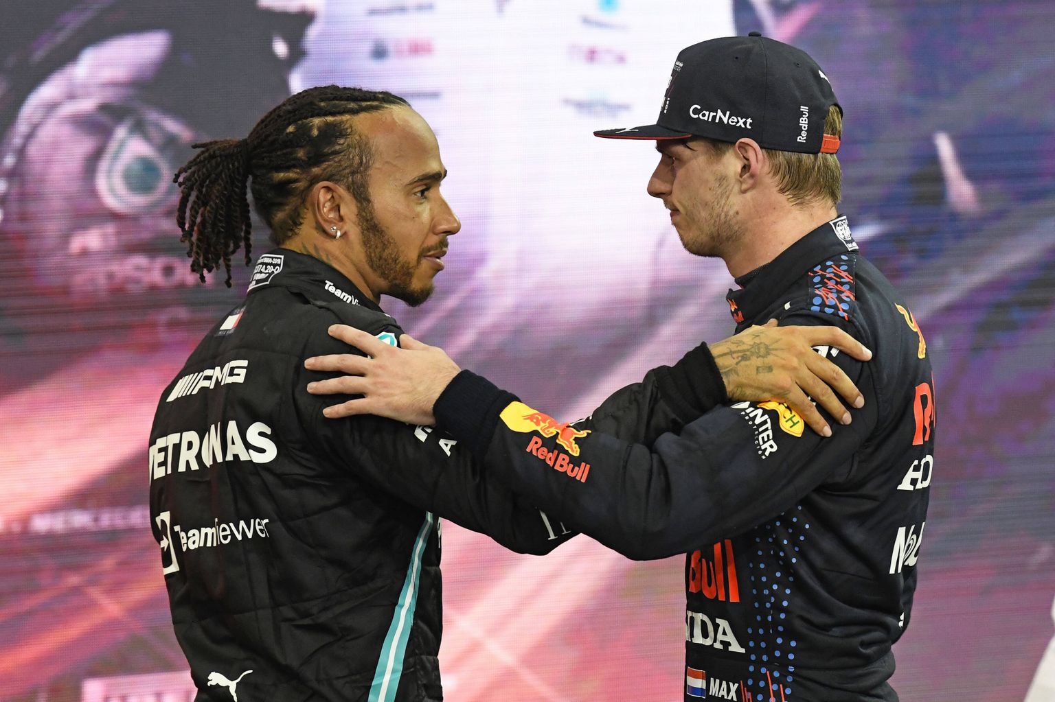 Lewis Hamilton õnnitlemas äsja MM-tiitli võitnud Max Verstappenit.