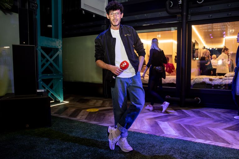 Телеведущий Анатолий Эйн всегда знает, как добиться большого эффекта с помощью небольшого количества цвета. На модное мероприятие он пришел в пиджаке люксового бренда Gianni Versace и футболке Hugo Boss, образ дополнили широкие джинсы – подарок от друга из Казахстана.