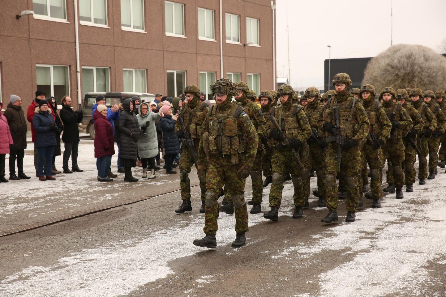 Diviisi 1. jalaväebrigaadi Tapa linnakus toimunud pidulikul rivistustel vandusid Eesti riigile truudust pea 180 sõdurit.