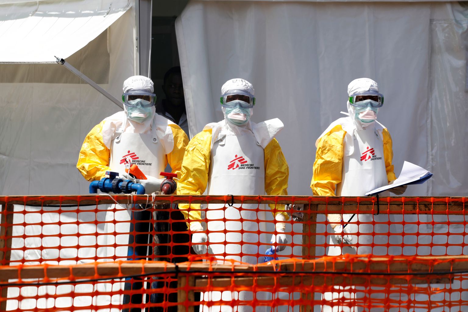Kaitseriietuses meditsiinitöötajad ebolaravi keskuses Aafrikas.