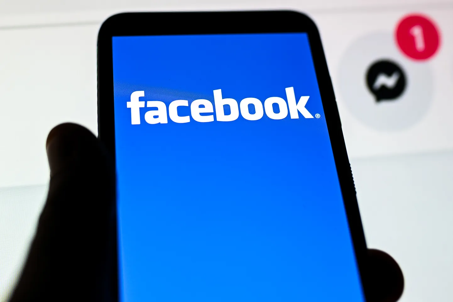Facebooki logo nutitelefonis. Pilt on illustratiivne.