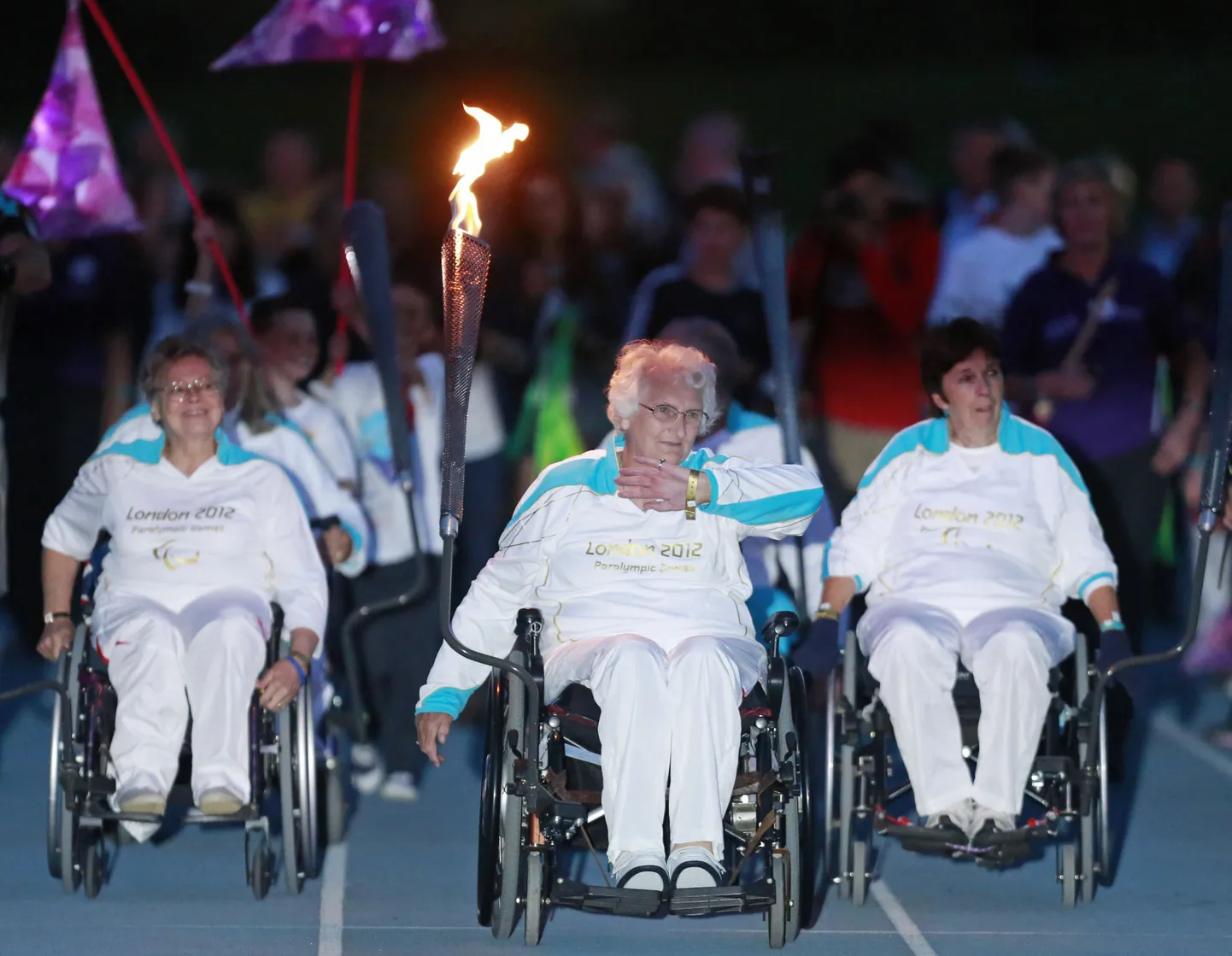 Paraolümpialane Sally Haynes olümpiatuld kandmas