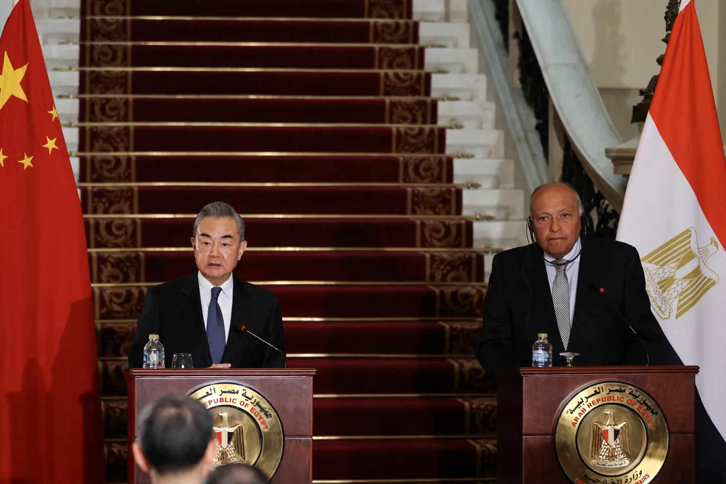 Hiina välisminister Wang Yi ja teda võõrustav Egiptuse ametivend Sameh Shoukry ühispressikonverentsil Kairos.