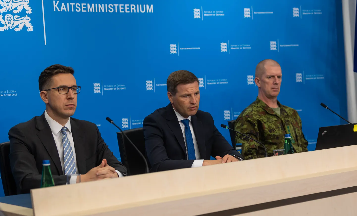 Kantsler Kusti Salm, Kaitseminister Hanno Pevkur ja Kaitseväe juhataja kindral Martin Herem. Pilt on illustreeriv.