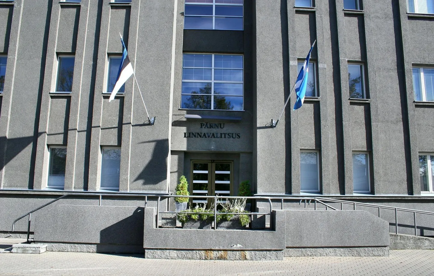Kui külaskäiku Pärnu linnavalitsusse edasi lükata ei saa ja veebi kaudu asja ajada ei anna, tuleb arvestada maskikandmise kohustusega.