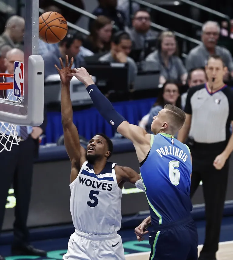 Minnesota Timberwolvesi Malik Beasley (vasakul) üritab üle mängida Läti supertähte Kristaps Porzingist.