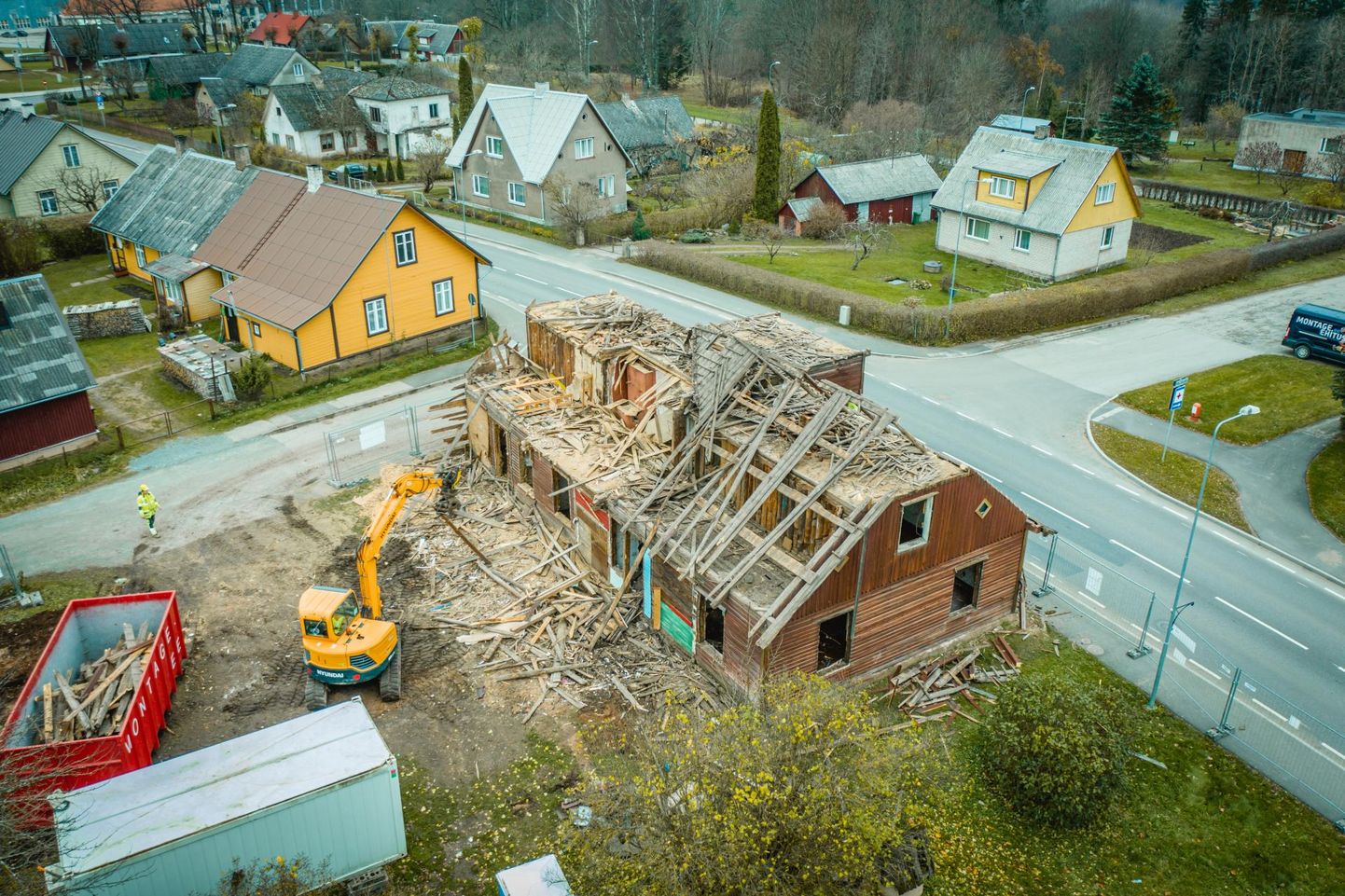 Karksi-Nuia peatänava äärse maja lammutustööd on juba alanud ning uuel aastal peaks ehitaja hakkama uut sotsiaalmaja rajama.