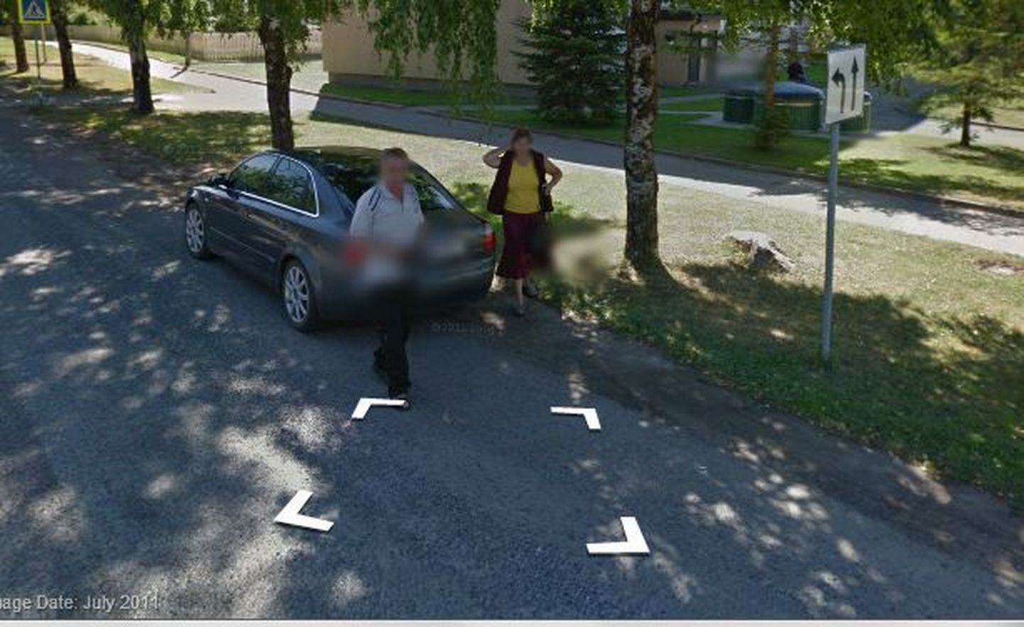 Женщина позирует перед камерой Google