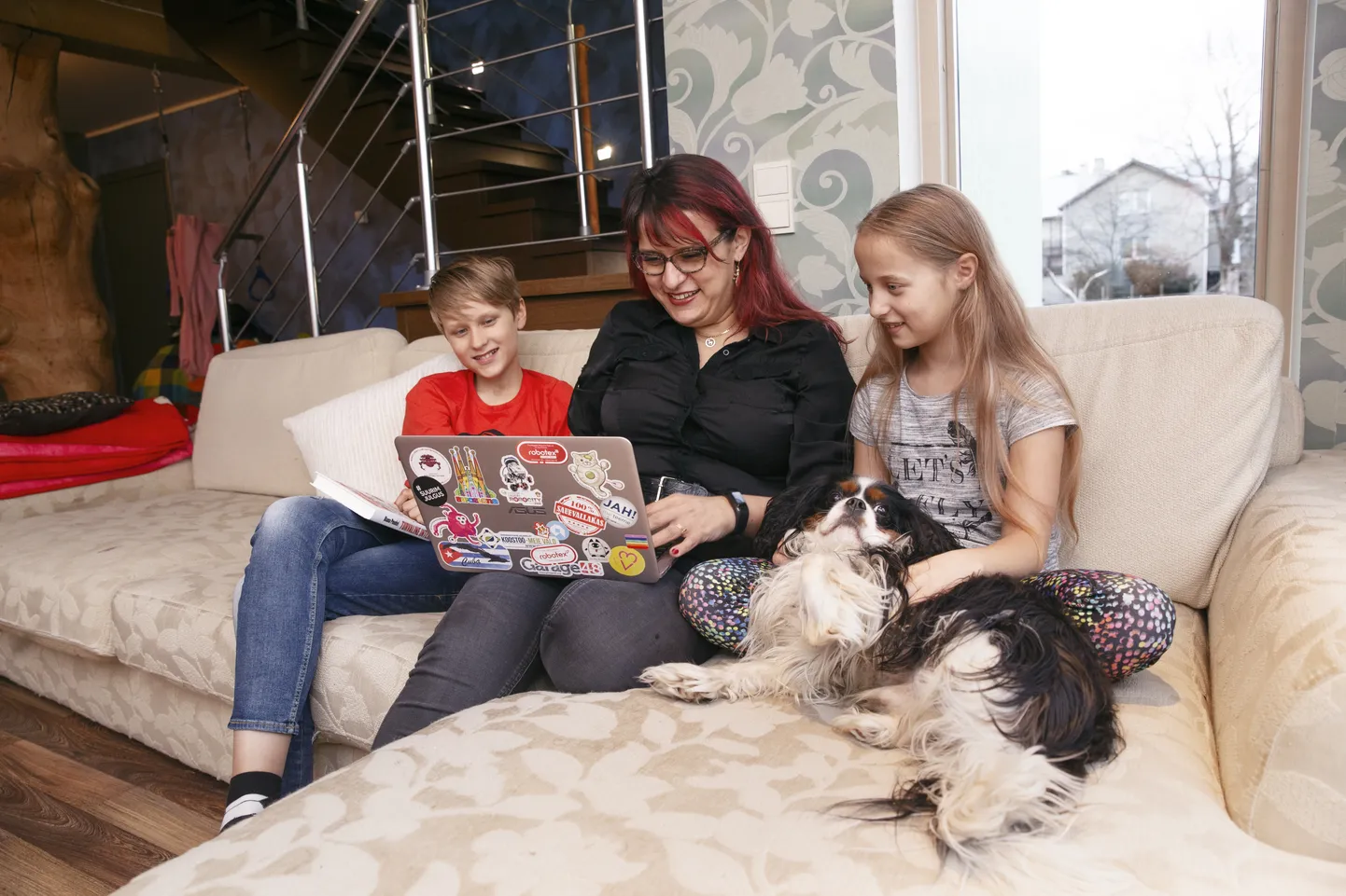 Diana Poudel koos kaksikute Mirjami ja Oliveriga, kes olid ajendiks internetiturvalisusest rääkiva raamatu kirjutamisele.