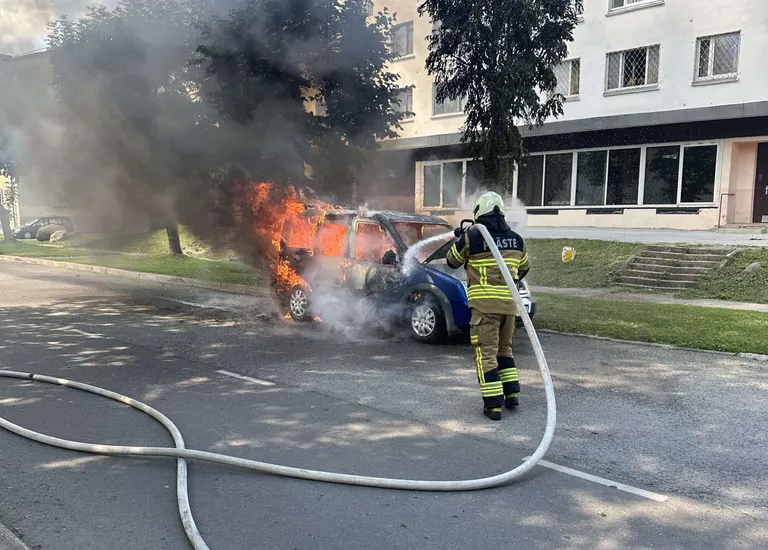 Põlev auto.