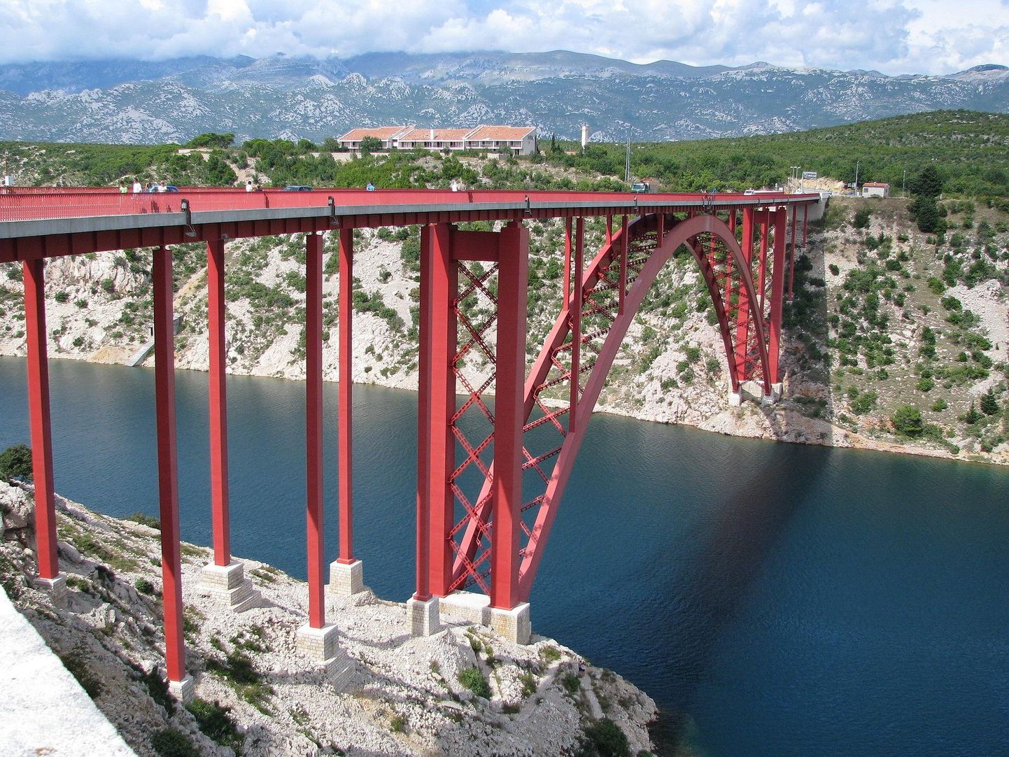Maslenica sild Horvaatias, mida suletakse kümneid kordi aastas, sest boorad on liiga tugevad, et liiklus saaks seal jätkuda. Katsetamisel on tehnoloogiad, mis võiksid ioontuulte abil liiklust ohustavat boorat selle silla kohal tõrjuda.