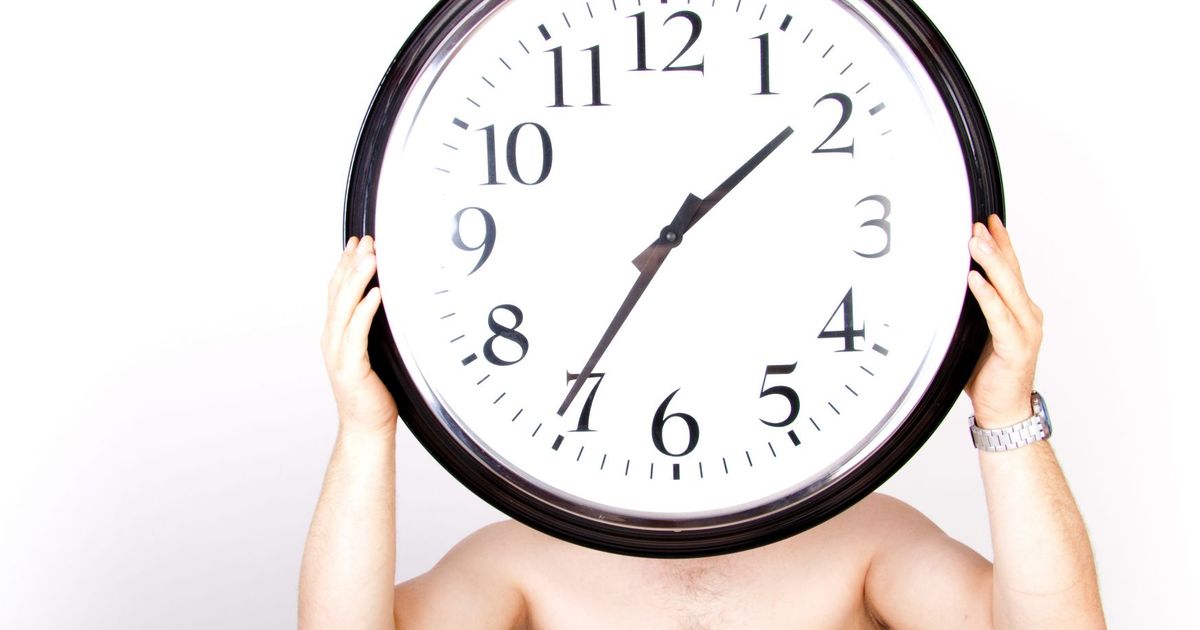 Экономические часы. Сделай час вперед. Переход на летнее время 2021. Часы 18 00. Девушка с часами.
