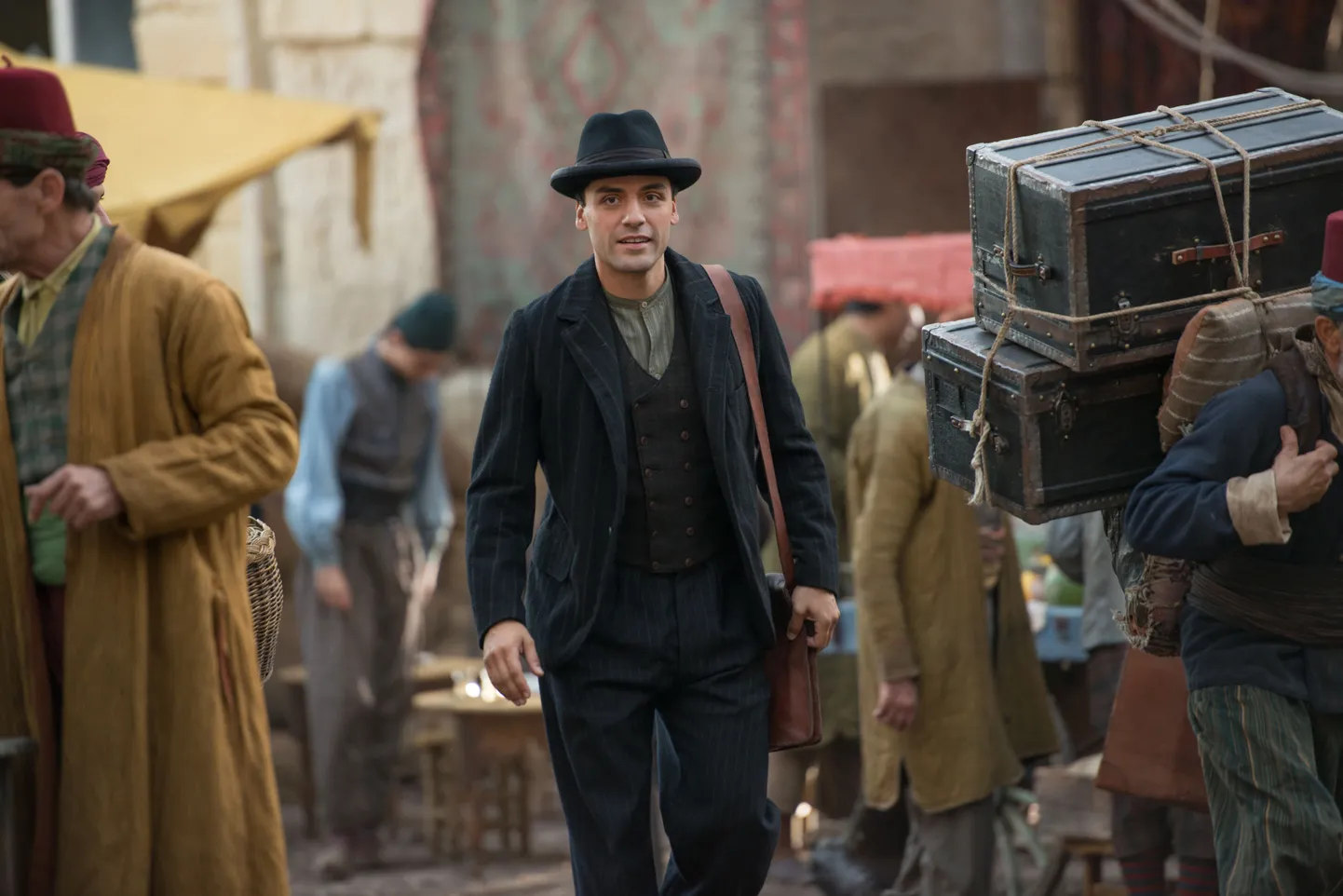 Siis, kui kõik on alles hästi ja alguses: noor armeenlane Michael Boghosian (Oscar Isaac) saabumas Konstantinoopolisse arstiõpingutele.