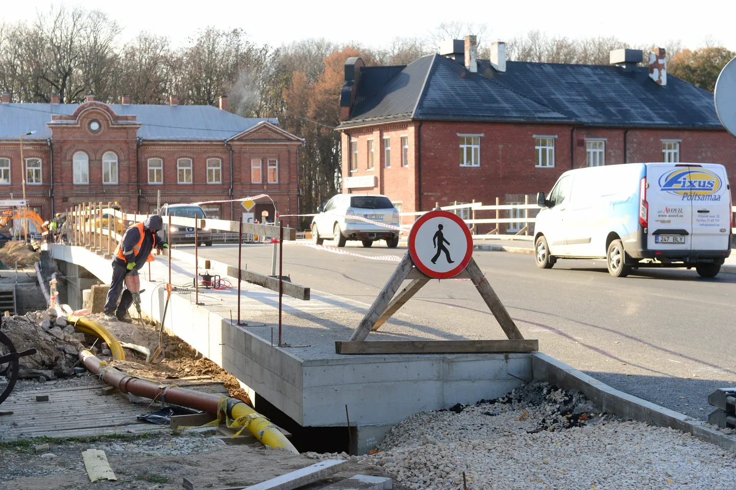 Esmaspäevast saab autoga taas üle Põltsamaa suure silla, kuid jalakäijatele on praegu sillal avatud vaid üks kõnnitee, ehitustöid tehakse seal veel mõne nädala.