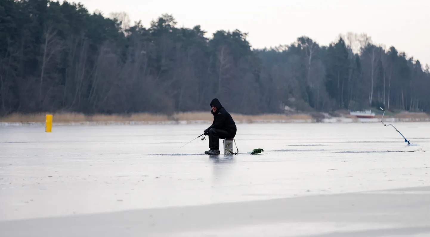 Рыбак на льду.