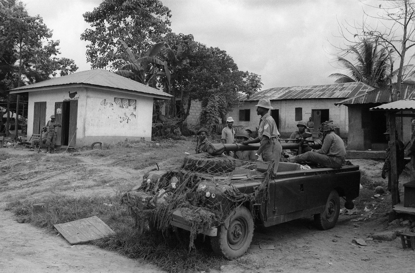 Nigeeria armee sõdurid kodusõja ajal pärast Biafra vabariigi pealinna Enugu vallutamist.