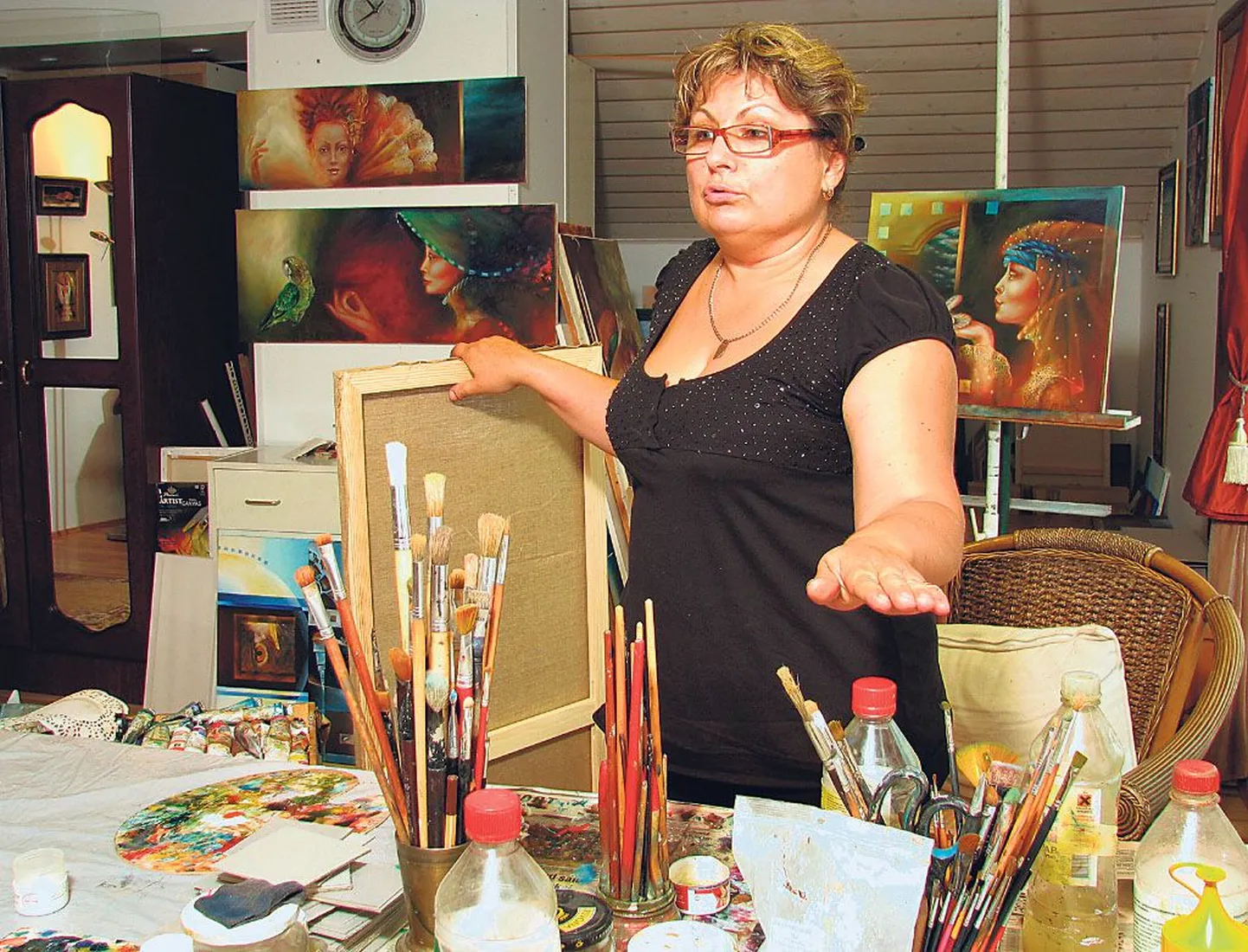 Et oma loomingut ja kunstnikutööd paremini kohalikule rahvale tutvustada, korraldas Tiina augusti alguses koduateljees külastuspäeva, kuhu kogunes sadu huvilisi.