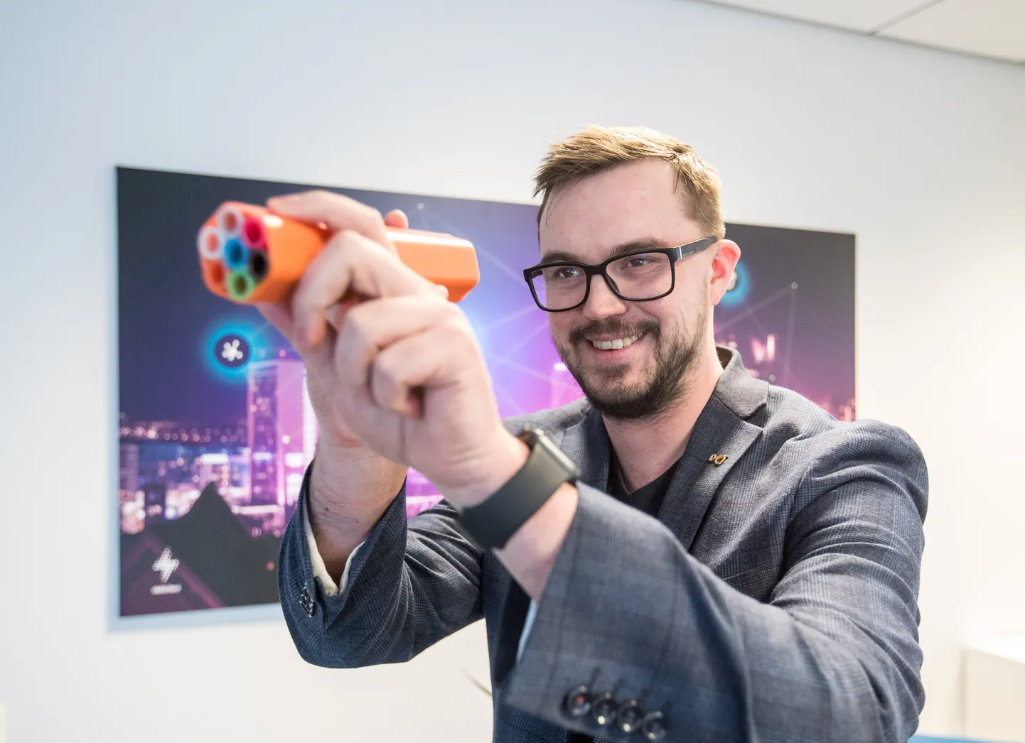 Oliver Ruus hoiab käes valguskaabli mikrotoru