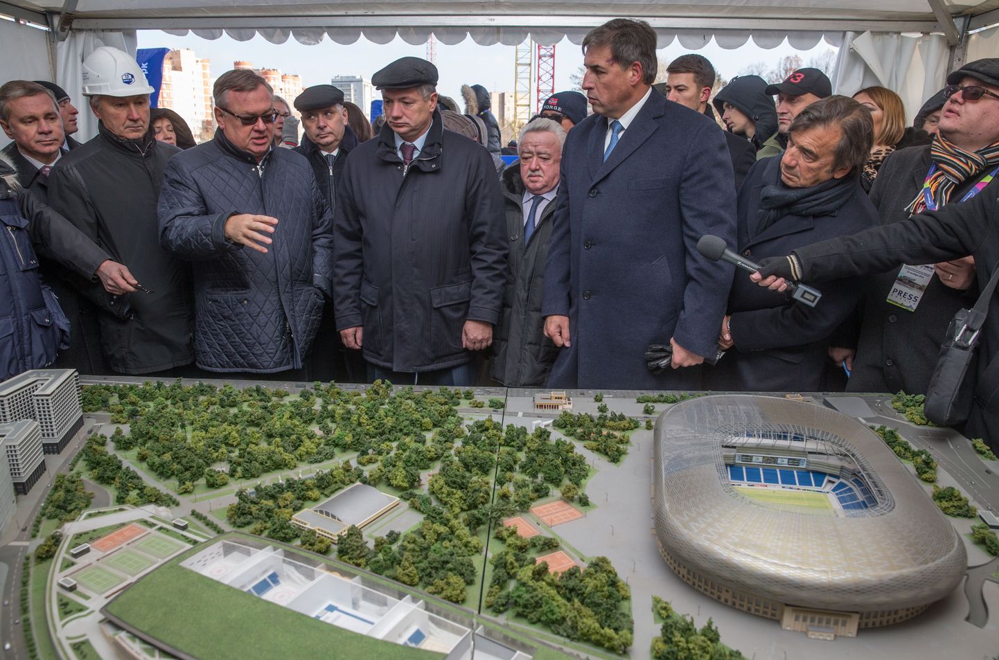 VTB panga president Andrei Kostin (vasakult kolmas) ja Moskva asemeer Marat Husnullin (vasakult neljas) ehituse alustamise tseremoonial märtsis.