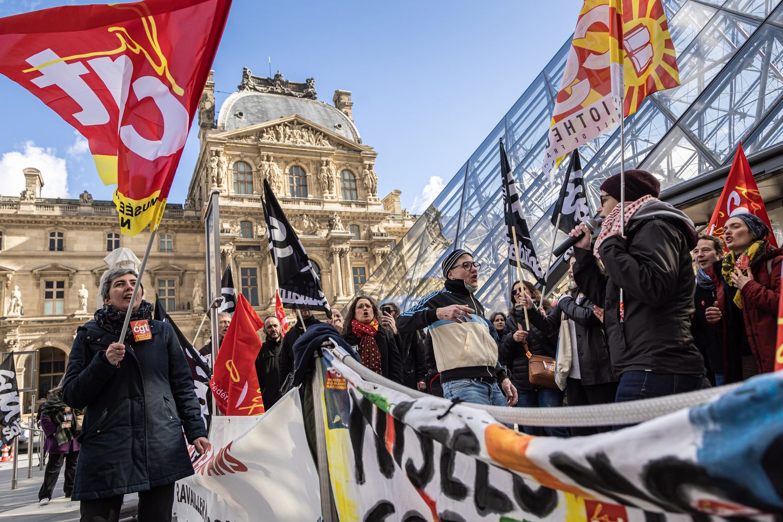 Louvre'i muuseumi töötajad protesteerimas Prantsuse valitsuse pensionireformi vastu.