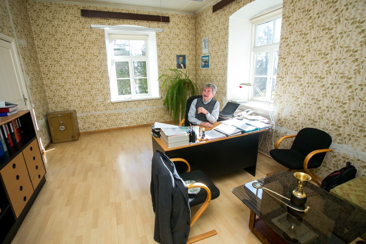 Albu vallavanem Kalju Kertsmik oma kabinetis aprillis 2014.