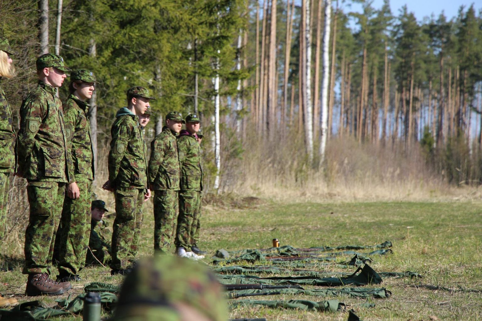 220 riigikaitseõpetust tudeerivat õpilast veetis kolm päeva Kaitseliidu Pärnumaa maleva korraldatud laagris. Pilt on illustreeriv,