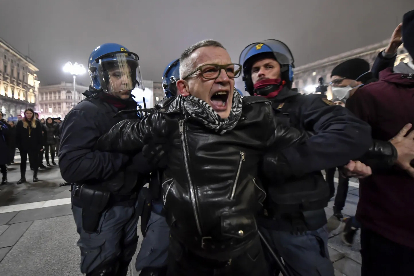 Politsei Milanos koroonapiirangute vastu protestijaid ohjeldamas.