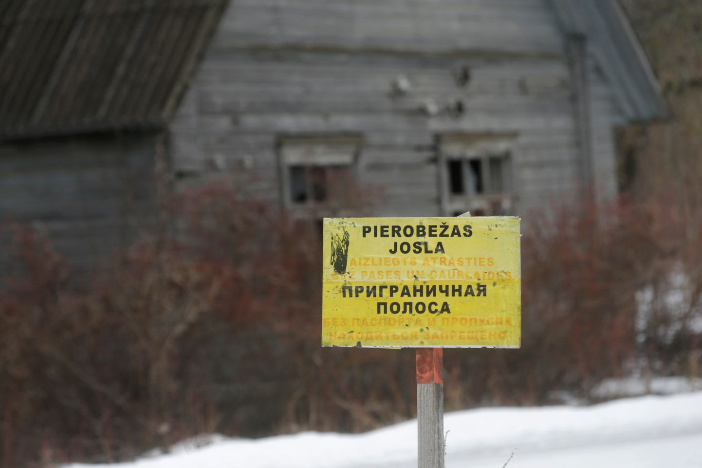 Hoiatusmärk Läti-Vene piiril.