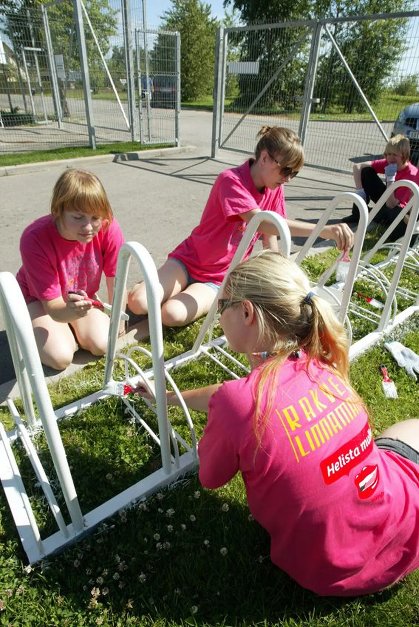 Kaks suve tagasi töötasid Rakvere linna noored usinalt staadionil värvi ja pintsliga.