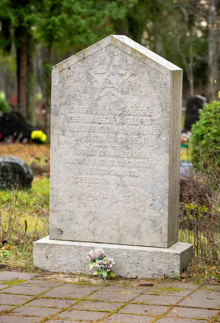 Mihkli kalmistu tagumises otsas asuv Nõukogude sõduritele püstitatud monument oli reedel veel alles.