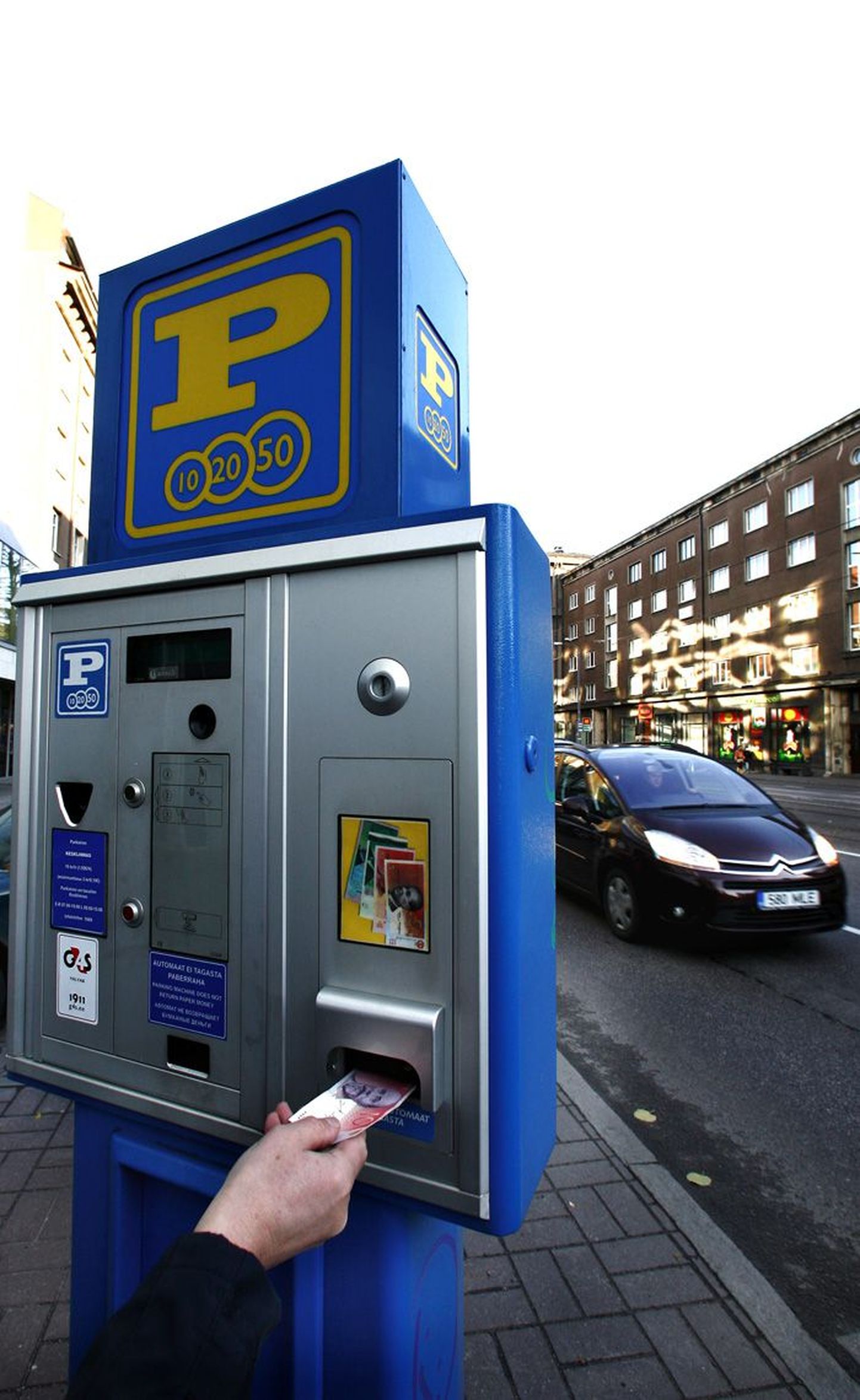 Praegu saab automaatides parkimise eest tasuda müntide ja paberrahaga, tulevikus müntide ja pangakaardiga.