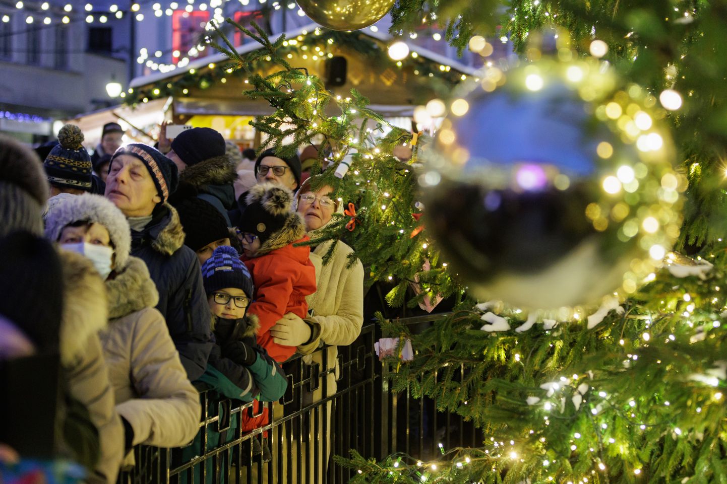 Люди на Ратушной площади в Таллинне, первое воскресенье Адвента, 3 декабря 2023.