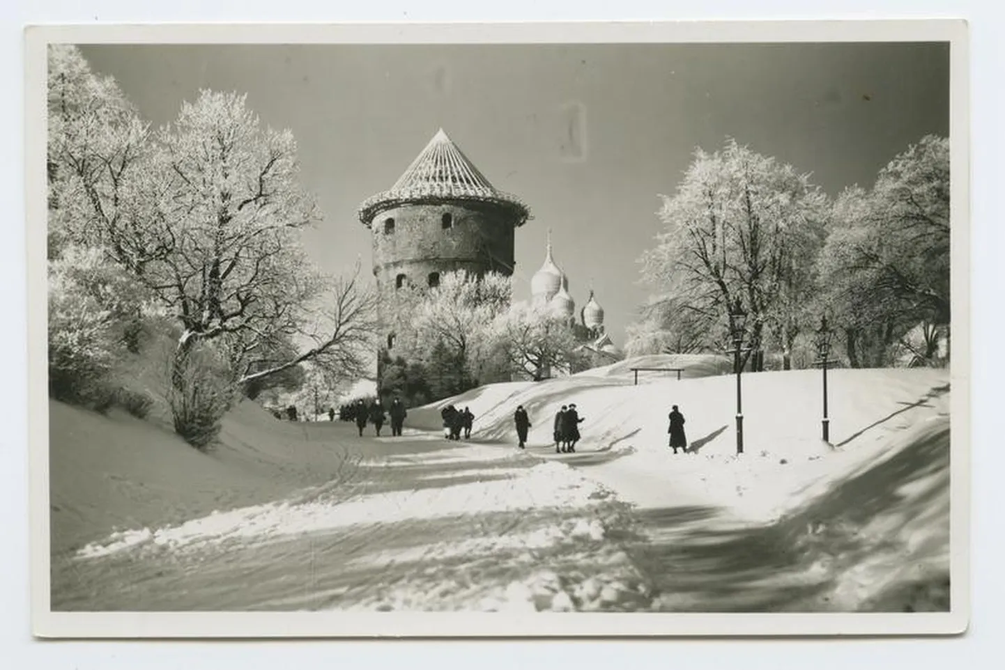 1940. aasta talv oli väga külm ja lumerohke, jaanuaris sündis Jõgeval Eesti külmarekord. Foto on tehtud 1940. aasta veebruaris Tallinnas.