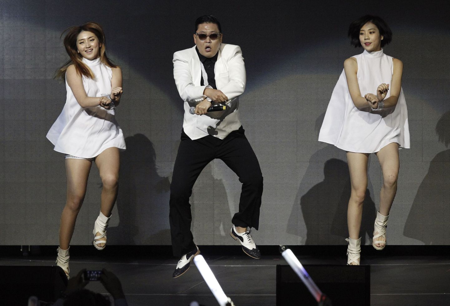 Lõuna-Korea räppar Psy (keskel) esinemas selle kuu algul Los Angeleses.