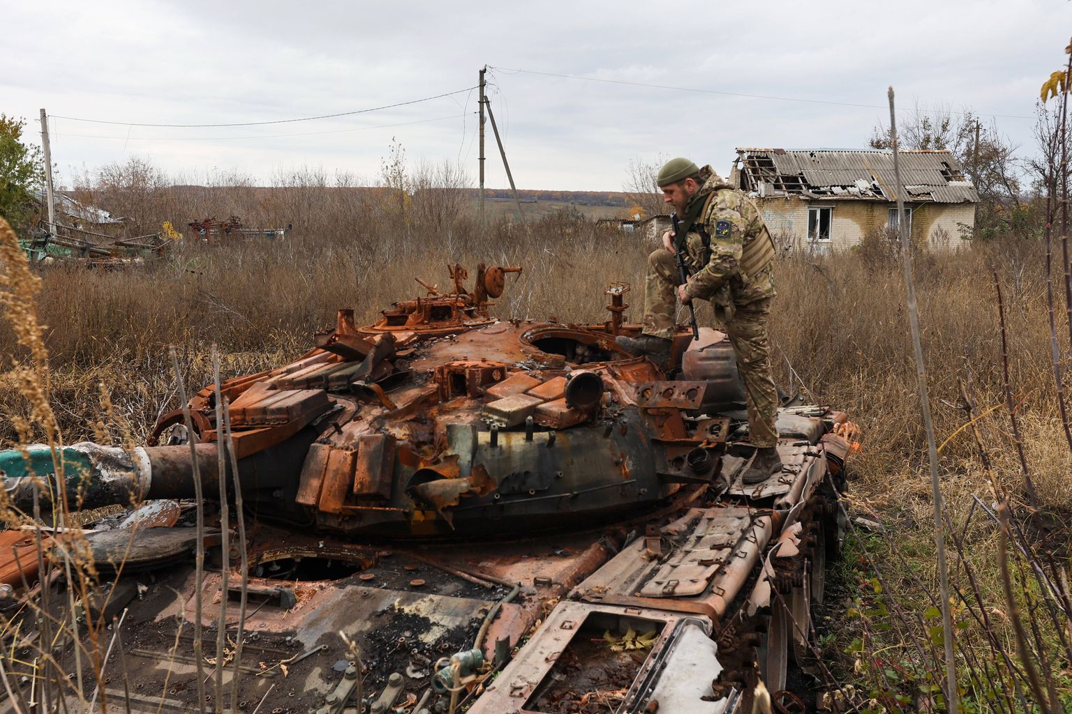 Ukraina sõdur uurimas hävitatud Vene tanki  Harkivist põhja pool asuvas Tsupivka külas