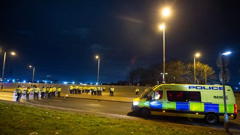 ВИДЕО ⟩ Беспорядки в Англии: ультраправая банда напала на приют для беженцев и сожгла полицейский фургон