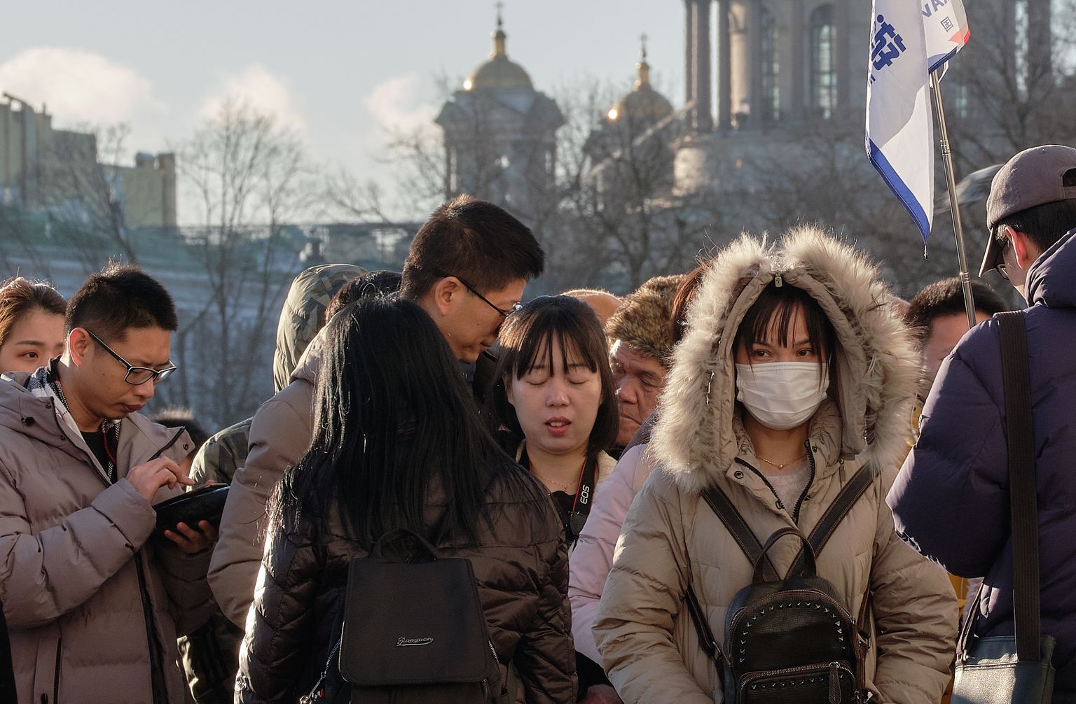 Hiinlastest turistid Venemaal Peterburis Dvortsovaja väljakul