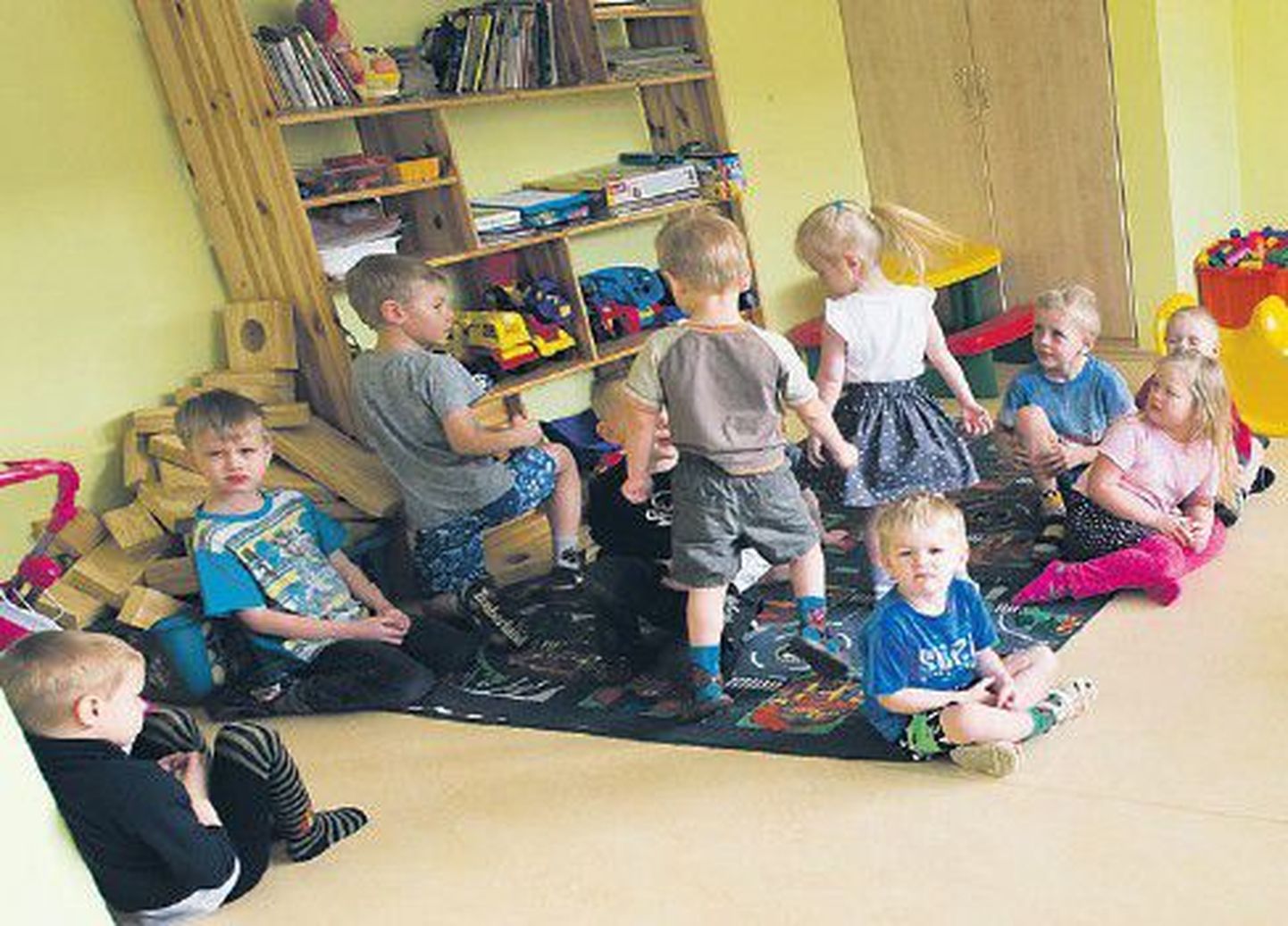 Вчера утром в одном из крупнейших детских садов Эстонии, в детсаду Сауэ, занимались только 16 детей.