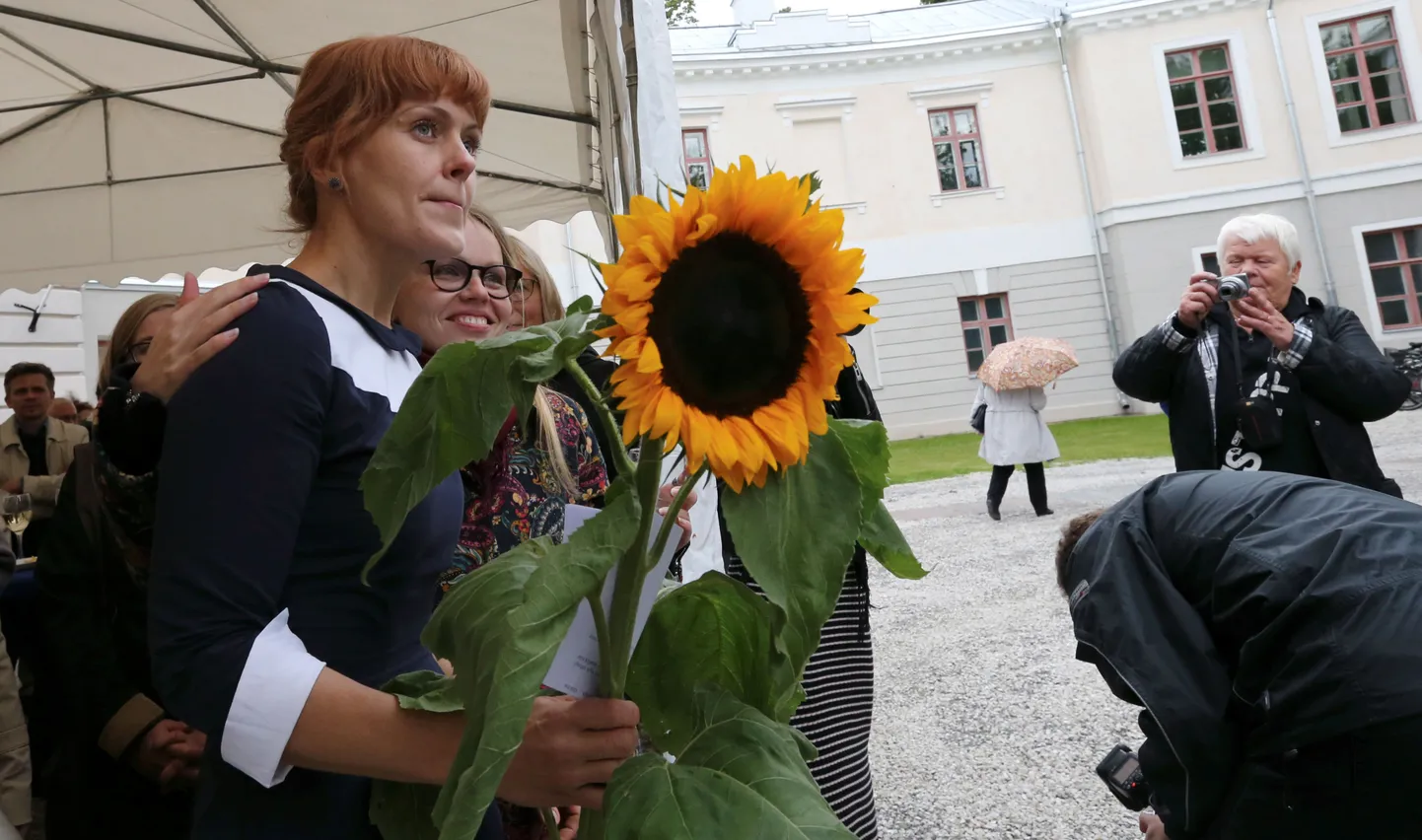 Kunstide keskuse juhataja Tuulike Kivestu (päevalillega) ütles, et tunne on hea, kuigi natuke ka kõhe, kui mõelda, kuidas kunstide keskus Toomemäel tervet ülikooli ja ühiskonda kõige paremini teenida saaks.