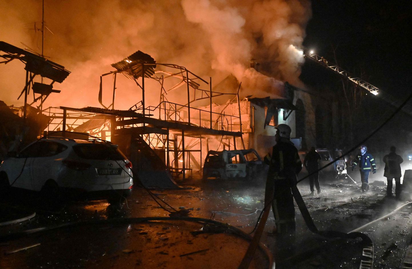 Тушение пожара в Харькове после удара российского беспилотника.