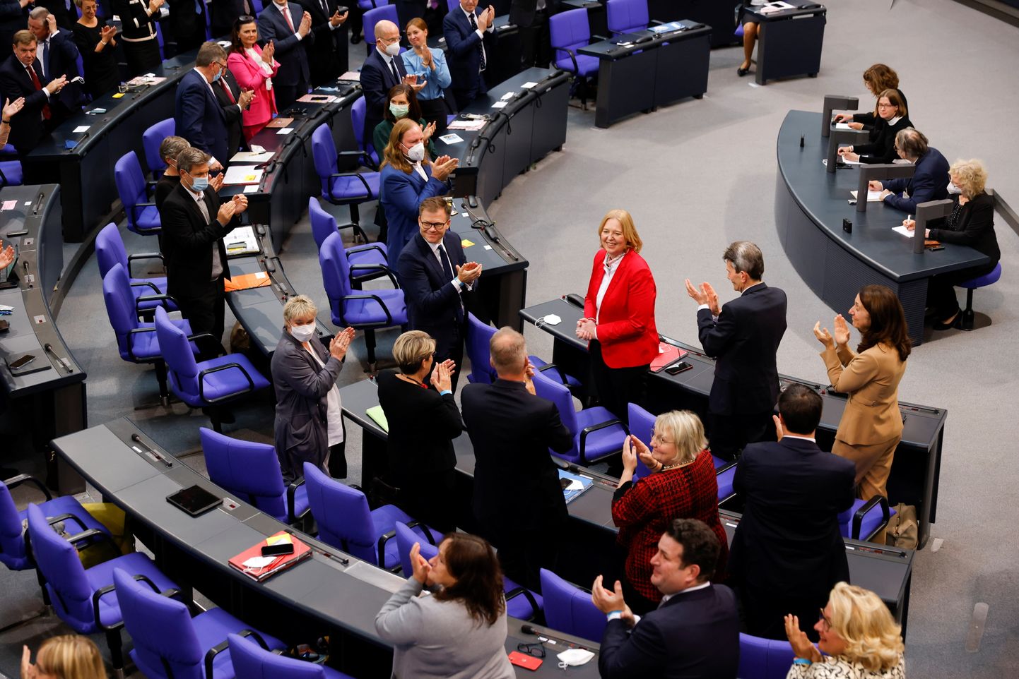 Täna peeti Saksamaa parlamendi uue koosseisu avaistung, keskel punases pintsakus Liidupäeva spiikriks valitud sots Bärbel Bas.